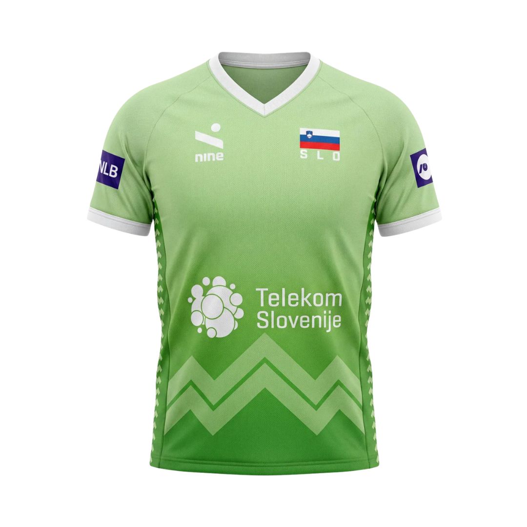 Dres VNL 2026 original, zeleni dres slovenske odbojke z oznakami sponzorjev in zastavo Slovenije.