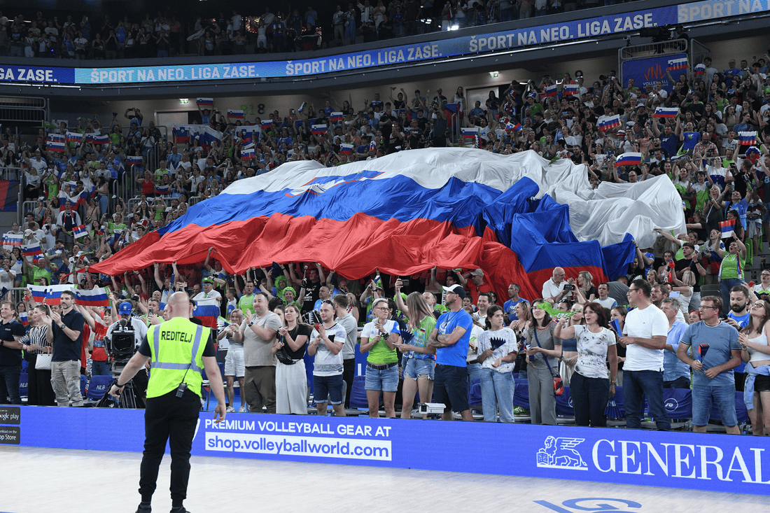 Navijači s slovensko zastavo na tribunah med podporo slovenski odbojkarski reprezentanci